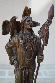 Bronzová socha - INDIÁN - INDIÁNSKÝ NÁČELNÍK - 6