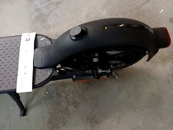 Elektrická koloběžka Xiaomi Mi Electric Scooter Essential - 6