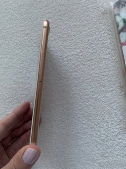 iPhone 8 + 5 obalů - 6