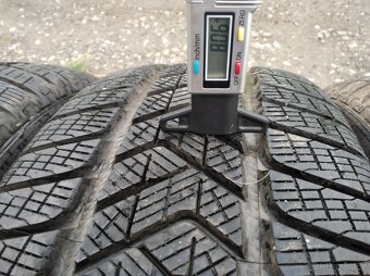 Prodám zánovní zimní pneu Pirelli 235/55/18 - 6
