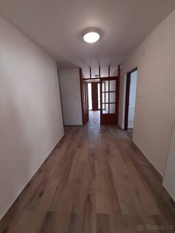 Rodinný dům k pronájmu s garáží a zahradou - 6