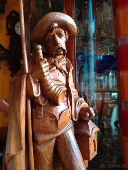 Hezká, větší stará vyřezávaná socha - ponocný, cel - 6