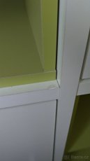 Bílá komoda se zelenými výplněmi polic + zelený noční stolek - 6