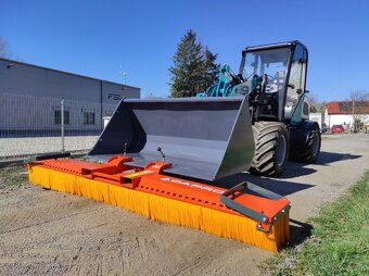 Mechanické zametací zařízení s upnutím na lopatu, vidle, tuz - 6