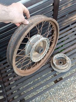 Zadní kolo na Jawu Kývačku 125-175 - 6