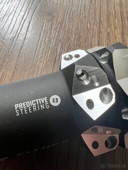 Přední náboj DTSwiss 240S pro vidlici RS1 - 6