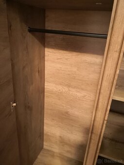 Dvě velké šatní skříně se zrcadly na dveřích. Rozmontováno - 6