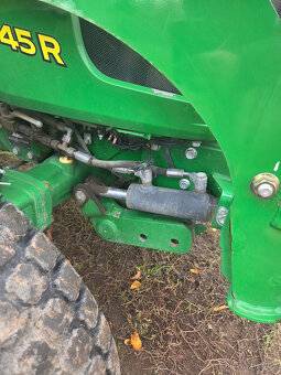 Traktor John Deere 3045R. - 6