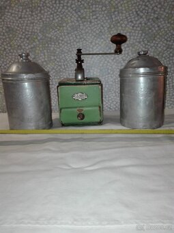 Mlýnky na kávu 18 ks + 2 ks dóz + korbel atd. - 6