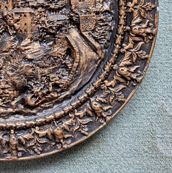 Velký nástěnný talíř s plastikou hradu - 6