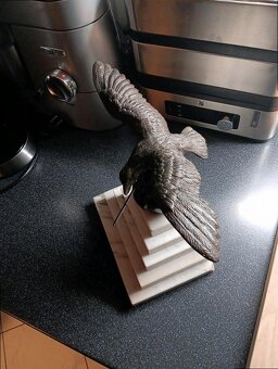 Bronzový orel na mramorovém podstavci – historická dekorace - 6