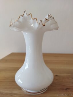 Váza z bílého a černého skla, retro, vintage. - 6