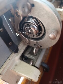 Šicí stroj ve skříni Lada - 6