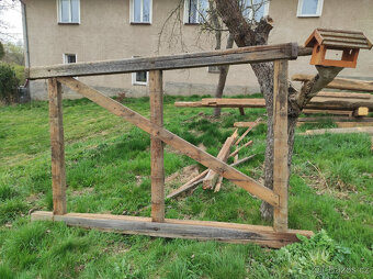 ručně tesané trámy ze střechy - 6