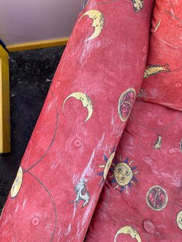 Sedačka (postýlka) + 2 křesla, magnetická tabule, stojan na - 6