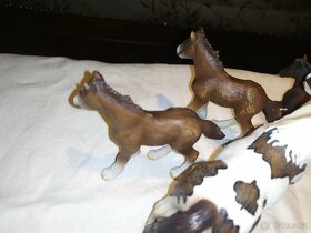 8. Schleich koně Tinkeři + Camarské hříbě - 6
