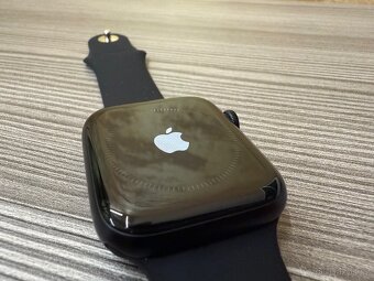 Apple Watch SE 2022 44mm černé, pěkný stav - 6