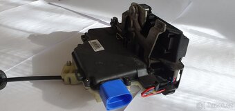 VW Multivan T5 Zámek levý přední u řidiče - 6