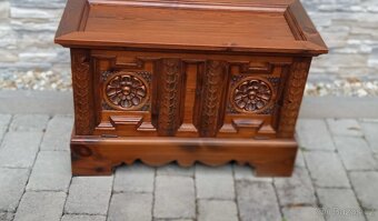 Dřevěná vyřezávaná truhla - 6