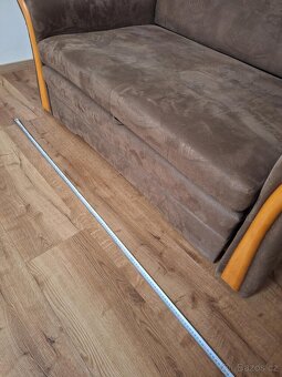 Malý hnědý gauč. rozkládací - 6