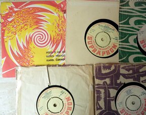 Staré SP vinylové gramodesky (singly) 45 ot./min. v obalech - 6