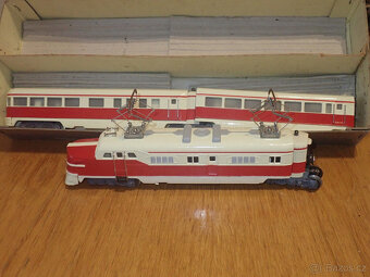 Rychlík Märklin H0 ST800, třídílný, slonovinově červená s or - 6