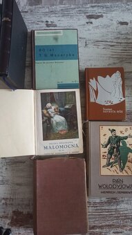 Starožitnosti -vazy a knihy, fotoaparát - 6