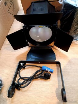 Profi LED 200 Wat COB s klapkami - 6