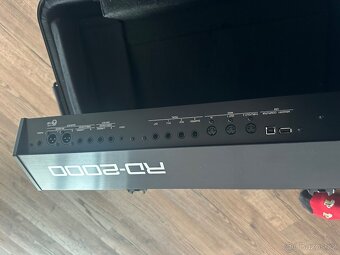 Roland piano s cestovnim kufrem - 6