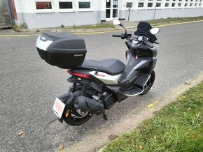 Aprilia SR GT 200 - 6