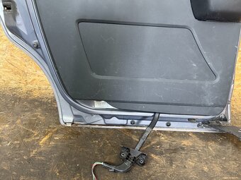NASTROJENÉ LEVÉ ZADNÍ DVEŘE MAZDA 5 - 6