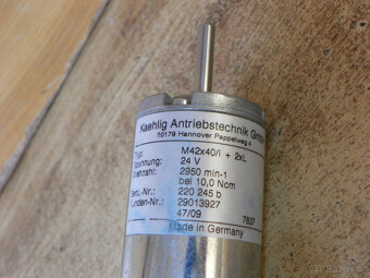 Elektromotor s průchozí osou 24 VDC, 2950 ot./min. - 6