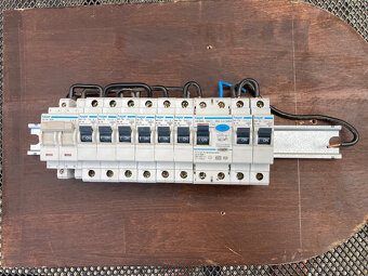 Součástky elektro, použité, jističe, rozvaděč za 500 kč - 6