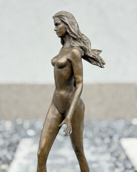 Exkluzivní bronzová socha Žena v kroku umělecký dekor - 6