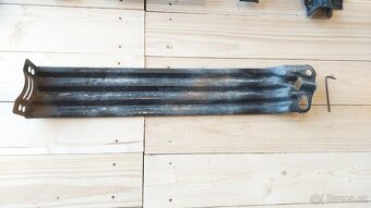 VW Transporter T5 – TLUMENÍ  KAPOTY, DRŽÁK REZERVY, PLAST ZA - 6