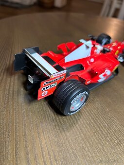 Ferrari F 2005 1:18 - 6