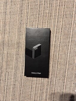 Samsung Galaxy Z Flip6 - 6