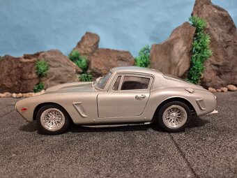 prodám model 1:18 Ferrari 250GT Berlinetta jouef evolution - 6