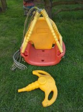 Starší plastová houpačka. - 6