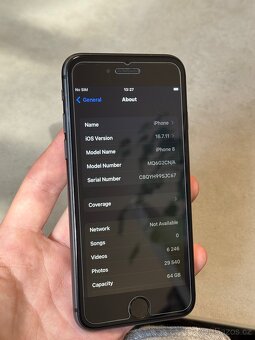 📱 iPhone 8 (prasklé zadní sklo)  ✨ 64 GB - 6
