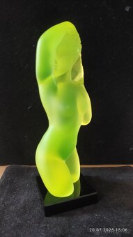 soška dívky uranové sklo 18cm top stav - 6