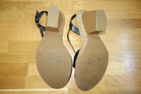 Dámské černé kožené sandále na klínku vel.40 - 6