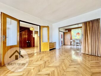 Prodej prostorného řadového domu s dispozicí 5+2 v Rovensko - 6