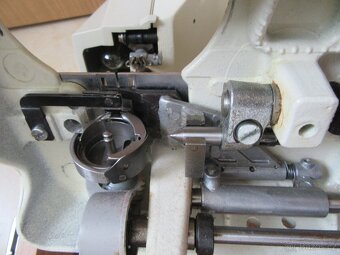 Nabízím šící stroj Veritas. Nekompletní. Chybí člunek. Motor - 6