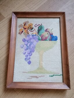 Starožitný ručně vyšívaný obrázek s pohárem - starožitnost - 6