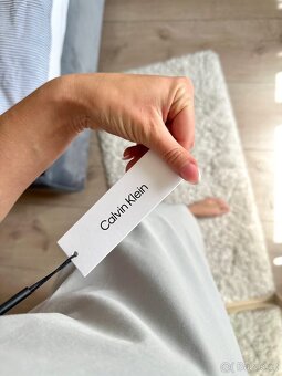 CALVIN KLEIN ŠEDÉ ĚATY S LAMPASY - 6