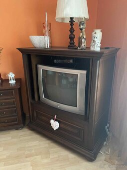 Nábytek z masivu, různé druhy (komoda, skříň, stůl) - 6