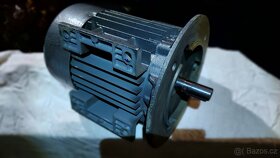 Elektromotor 220/380V ,  Výkon: 0,37kW,Tvar: patko-přírubový - 6