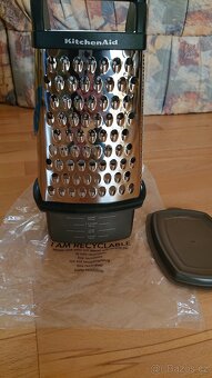 Struhadlo KitchenAid čtyřstranné se zásobníkem - 6