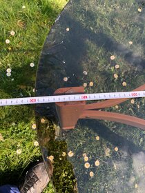 Dřevěný stůl s kouřovým sklem - 6